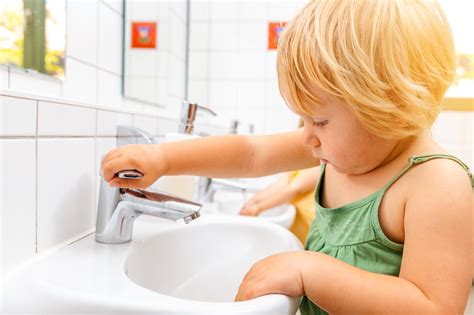 Otrok si umiva roke