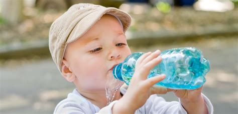 Otrok pije tekočino po žličkah