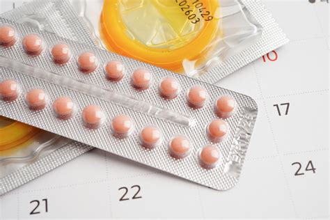 Ilustracija ženske, ki drži v roki škatlico kontracepcijskih tabletk.