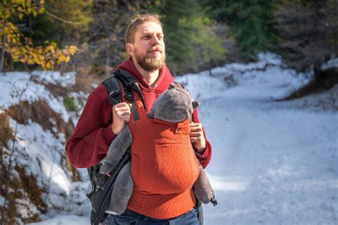 Oče nosi dojenčka na hrbtu