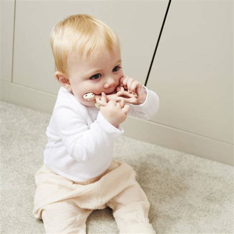 Dojenček z zobno ščetko