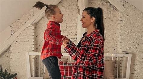 nosečnica sporoča veselo novico družini