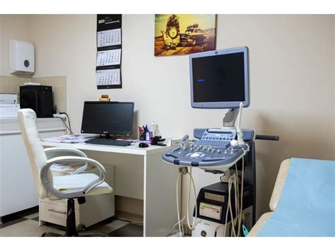 Simbolična slika ginekološke ordinacije z ultrazvočno opremo