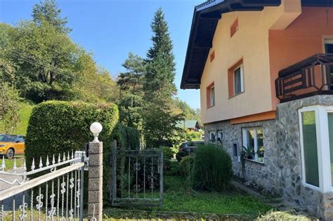 Ilustracija mamice, ki doji otroka v mirnem okolju.