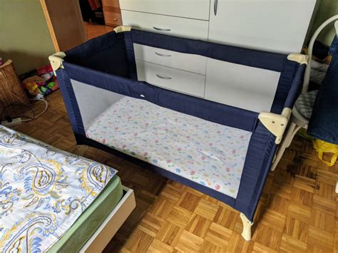 zložljiva otroška posteljica