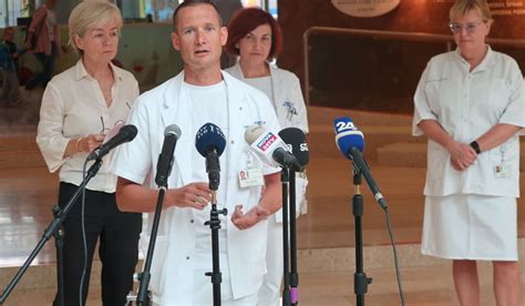 Mama nežno masira svojega dojenčka