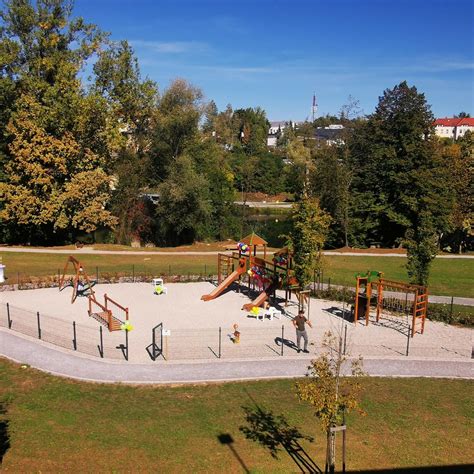 Varno opremljeno otroško igrišče na domačem vrtu