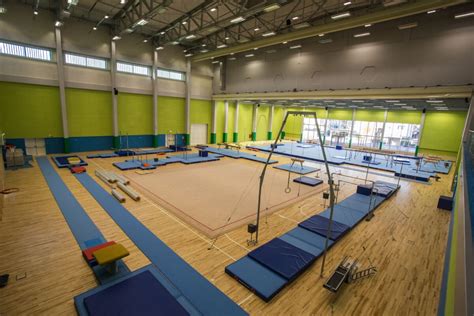 Mladostna akrobatka, ki izvaja zahteven gimnastični element