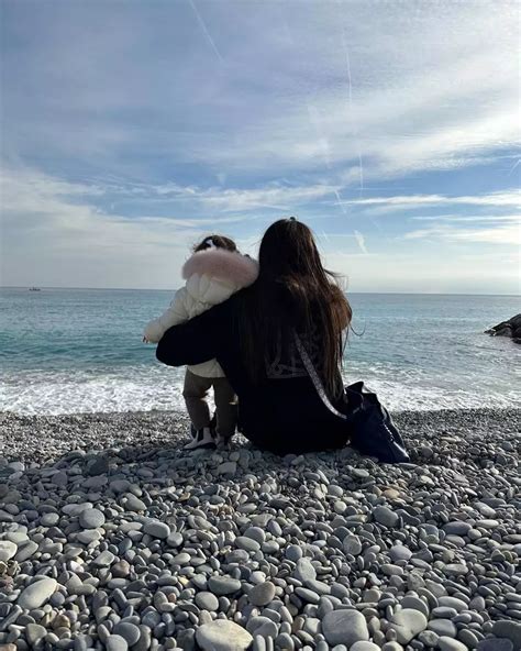 Mati, ki drži dojenčka v naročju