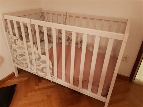 Udobna otroška posteljica z mehko obrobo