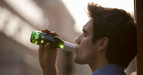 Moški ki zavrača alkohol