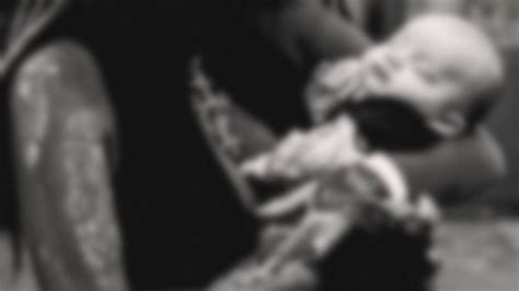 Ženska, ki drži otroka