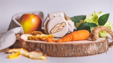 Korenček in jabolko