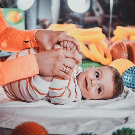 Diagram prikazuje pravilno pozicijo glave pri oživljanju dojenčka