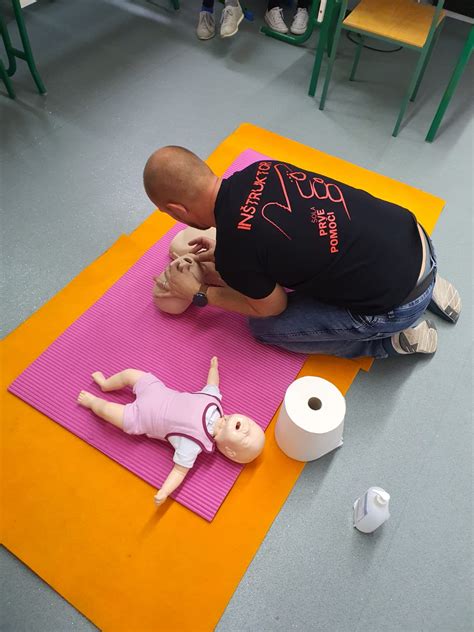 Ilustracija prikazuje, kam pritisniti pri stisih prsnega koša pri dojenčku