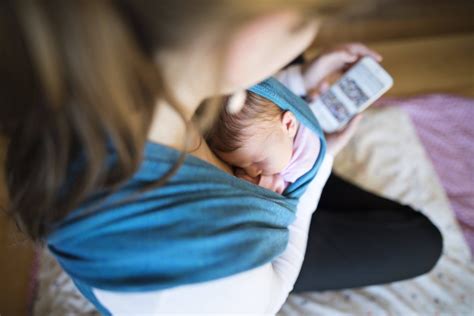 Mama in dojenček med dojenjem