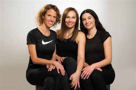 Dekle v športni opremi, ki uživa v gibanju