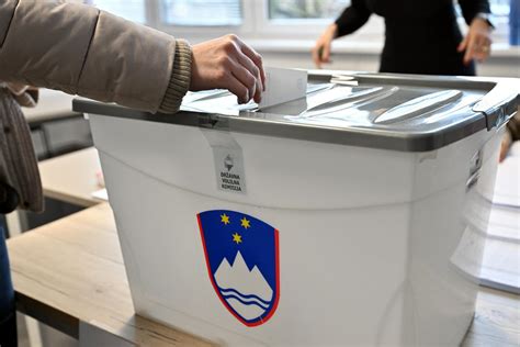 Oseba, ki oddaja napotnico na okencu laboratorija
