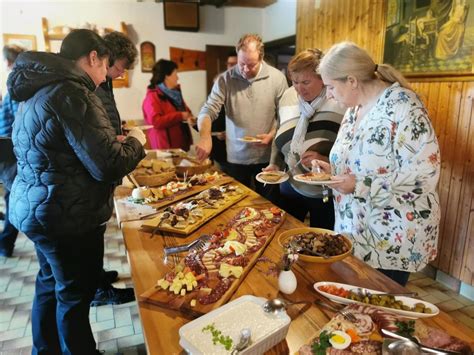 Ilustracija sodobne kmetije z različnimi dopolnilnimi dejavnostmi