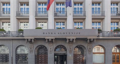 Ilustracija ženske, ki prejema podporo od bližnjih