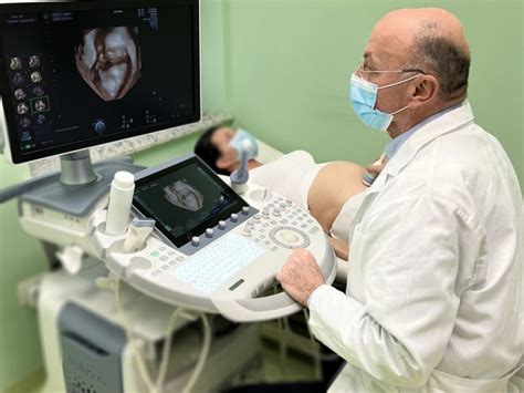 Nosečnica gleda ultrazvočni posnetek svojega otroka