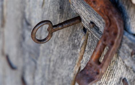 Simbolična slika ključa, ki odpira vrata k novim priložnostim