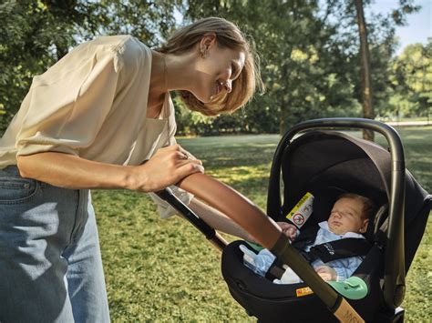 starši in otrok v vozičku obrnjen proti staršem