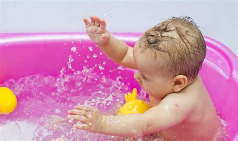 dojenček v ležalniku Fisher Price