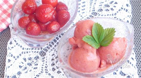 Otrok, ki je sladoled iz domačega sadja