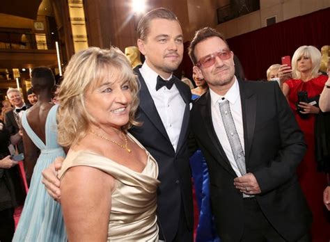 Ženska z dojenčkom v naročju, ki jo gleda starejša ženska