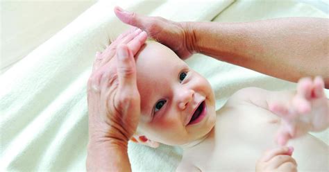 Dotik med materjo in dojenčkom