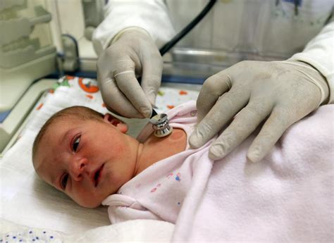 Zdravnik pregleduje dojenčka