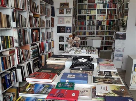 Police polne rabljenih knjig v antikvariatu