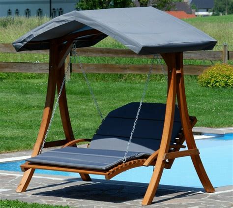 Vrtna gugalnica s streho in blazinami