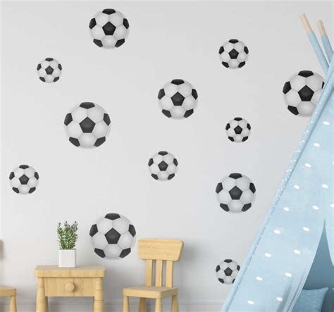 Kolaž slik, ki prikazujejo stenske nalepke na različnih površinah v otroški sobi (stena, pohištvo, okno)