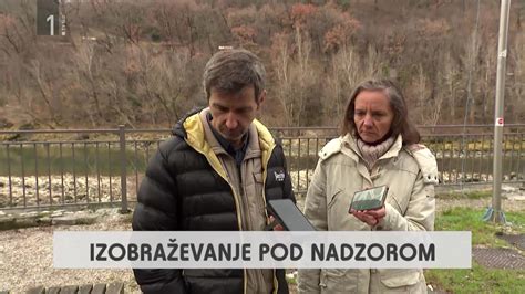Nosečnica dviguje lažje breme pod nadzorom