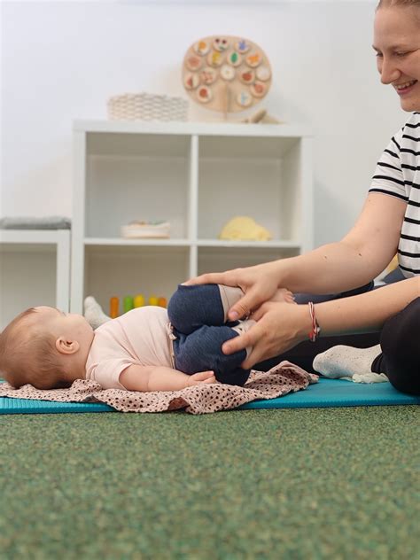 Dojenček in starš med masažo