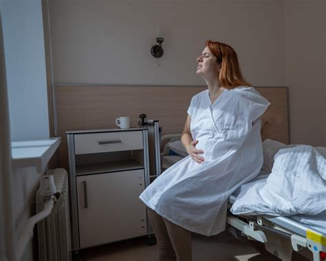 Nosečnica v udobnih, predelanih oblačilih