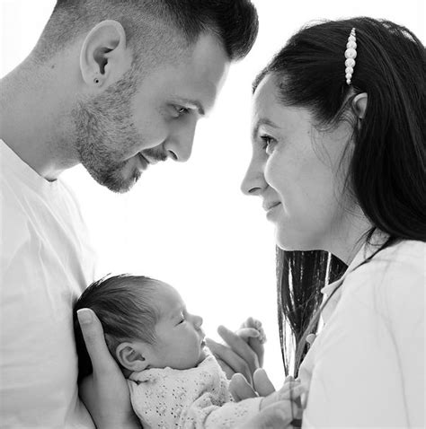 Simbolična fotografija nosečnice z otrokom