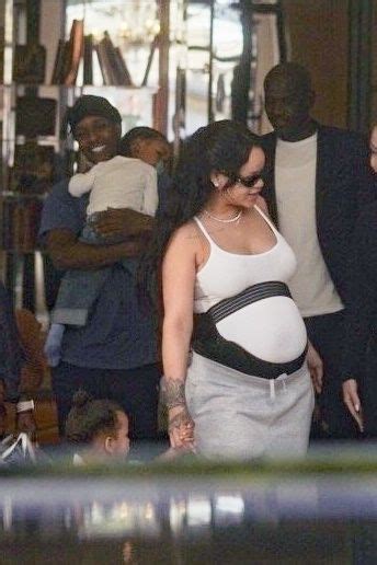 Rihanna v nosečniški modi