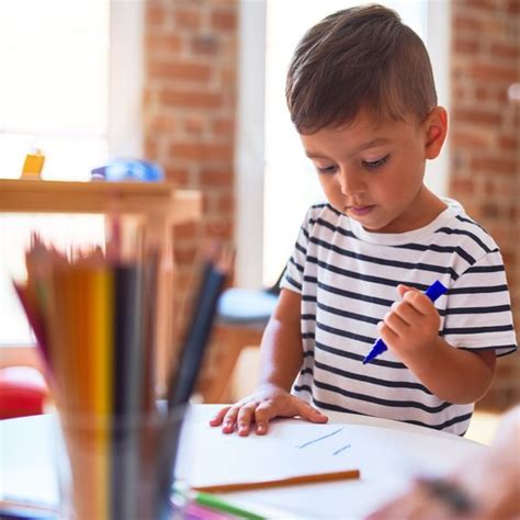 Otrok, ki riše s svinčnikom