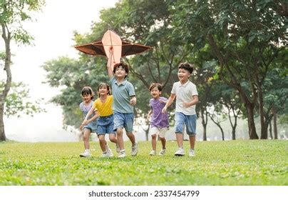 Skupina otrok, ki se igrajo skupaj