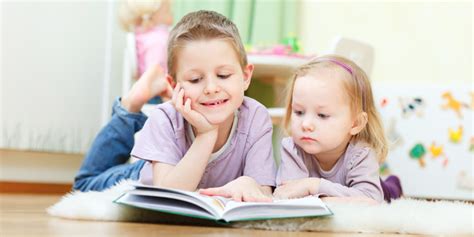 Otrok, ki bere knjigo