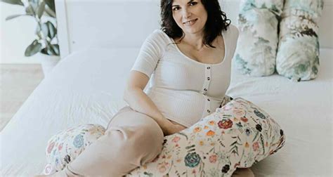 Nosečnica spi z oporo Ziza Mami blazine