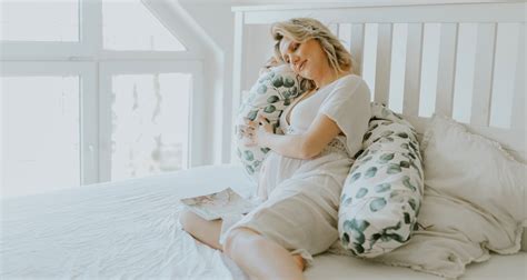 Mama doji otroka s pomočjo Ziza Baby blazine