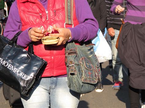 Nosečnica v nakupovalni vrečki