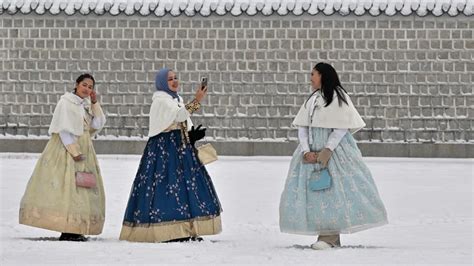 Fotografija žensk v tradicionalnih oblačilih, ki simbolizirajo generacije