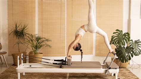 Nosečnica izvaja nežne gibe pilatesa