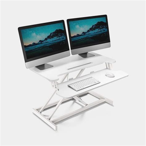 Ilustracija nosečnice, ki dela za pisalno mizo