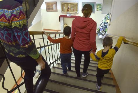 Simbolična slika, ki prikazuje skrb za otroke s posebnimi potrebami.